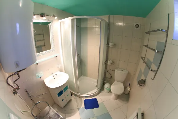 Kúpeľňa so sprchovacím boxom